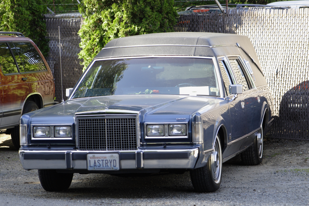 A hearse with the license plate “LASTRYD” is shown here.